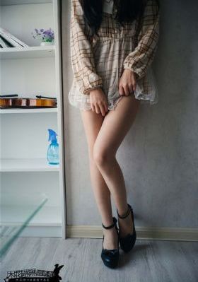 女人步上楼梯时